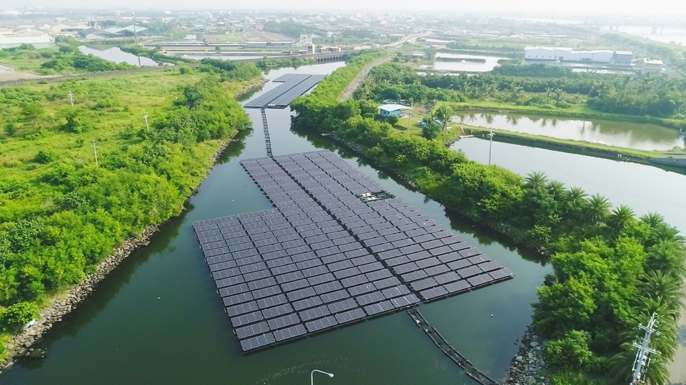 水域型的光電系統如烏龍洩洪池，因設備能有效降溫，使得發電效率提高。